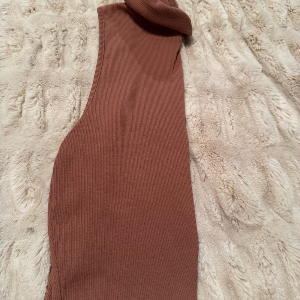 Sleeveless Turtleneck Top - Picture 3 of 4
